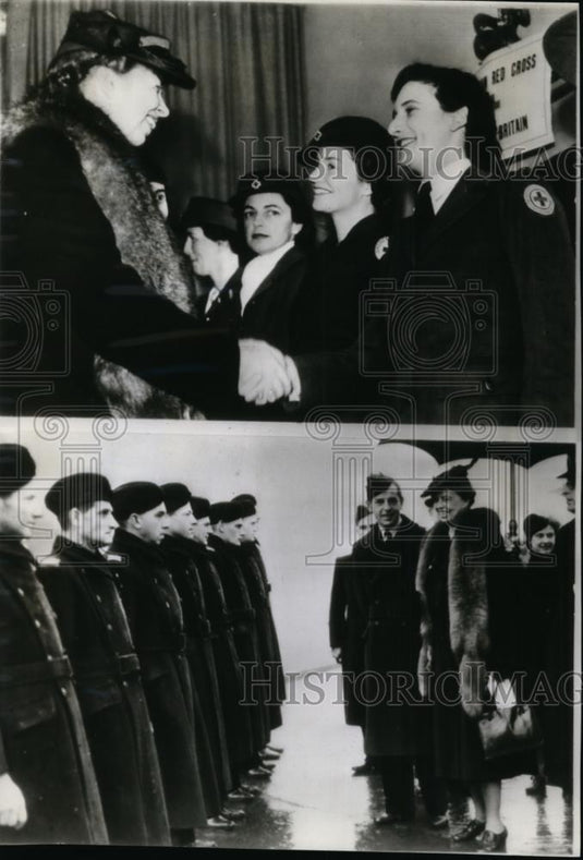 1942 Wire Photo Mrs.F D.Roosevelt Touring Enlgland to Study War Condition - Historic Images