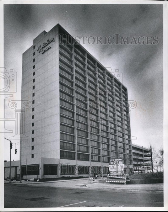 1975 Press Photo Holiday Inn Lakeside - cva88604 - Historic Images