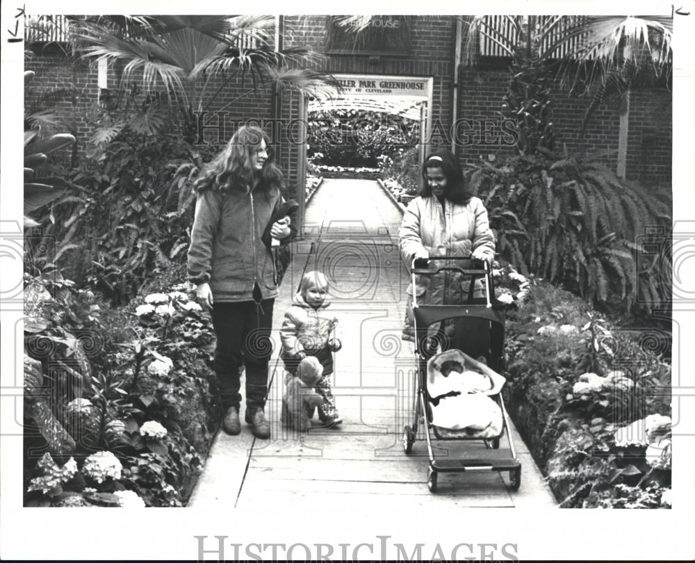 1983 Press Photo Mothers with their child walking around the City Greenhouse - Historic Images