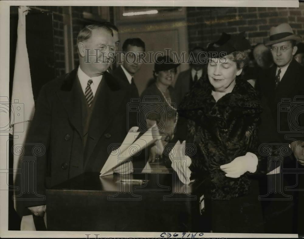 1936 Press Photo Col. Frank Knox and wife casting their votes at Chicago. - Historic Images