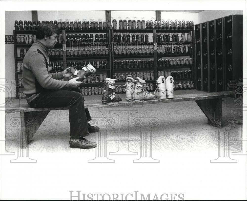 Press Photo Bill Harris Checks Shoes at Alpine Volley - cva79130 - Historic Images