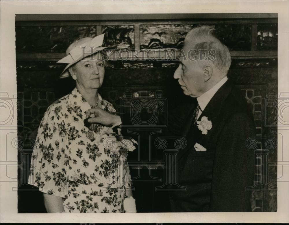 1937 Press Photo Mrs. Winifred Hathway presented with Leslie Dana Gold Medal - Historic Images