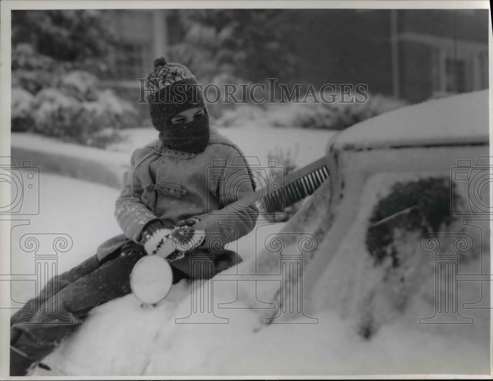 1962 Press Photo Darrell Green cleans snow off windshield - cva84954 - Historic Images