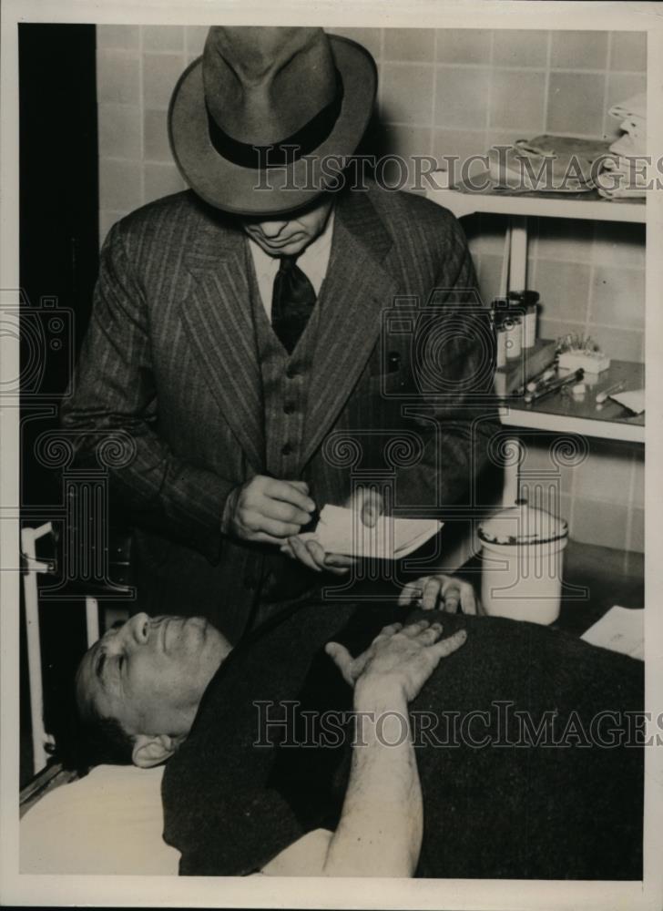 1940 Press Photo Atty Maurice Smiley question Elmer Rackett about shooting spree - Historic Images