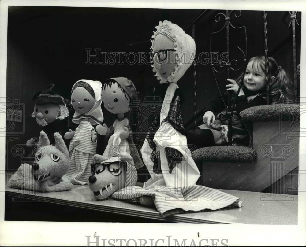 1982 Press Photo Puppets and Kenneth Kovach with Juliana - cvb02279 - Historic Images