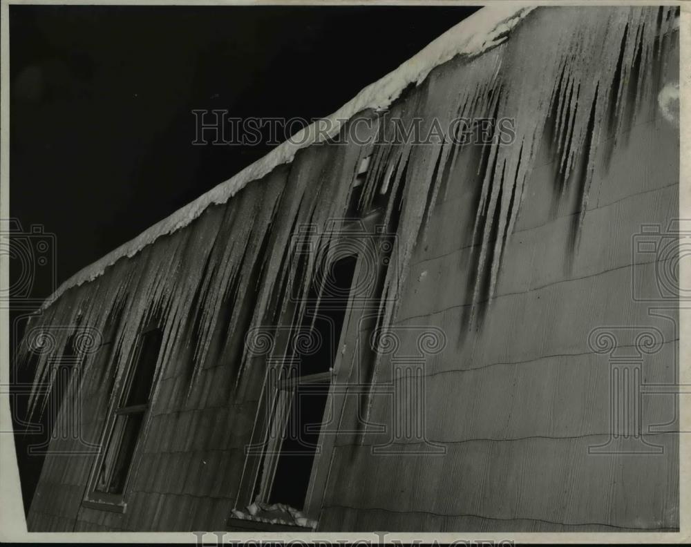 1954 Press Photo The icicles in Paul Linkenstein&#39;s Westlake Avenue Parma home - Historic Images