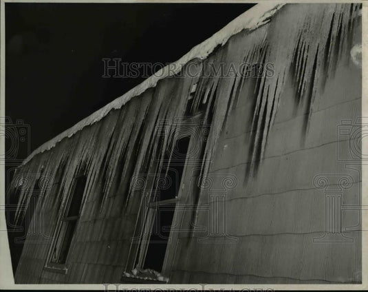 1954 Press Photo The icicles in Paul Linkenstein's Westlake Avenue Parma home - Historic Images