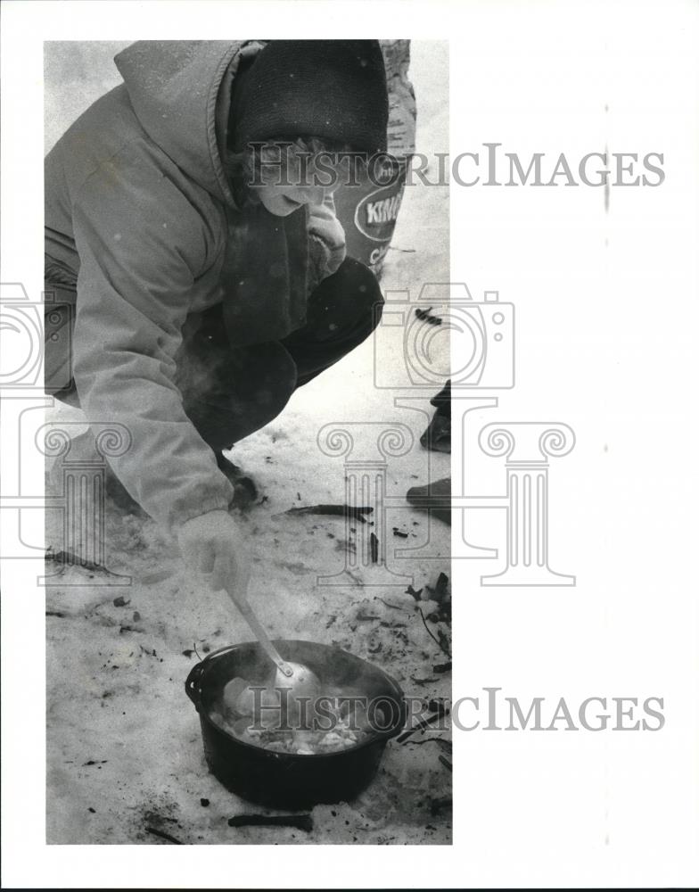 1987 Press Photo Michele Henderson cooking style in Girl Scout Winter Training - Historic Images