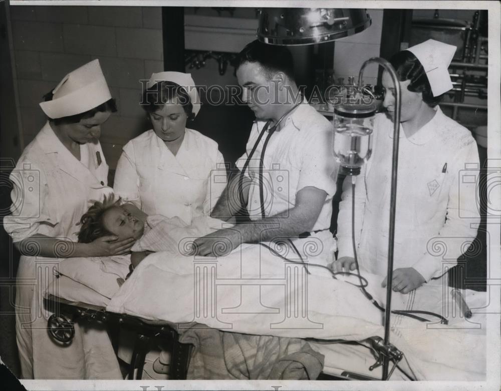 1934 Press Photo Chicago girl Dorette Zietlow in hopital with exposure - Historic Images