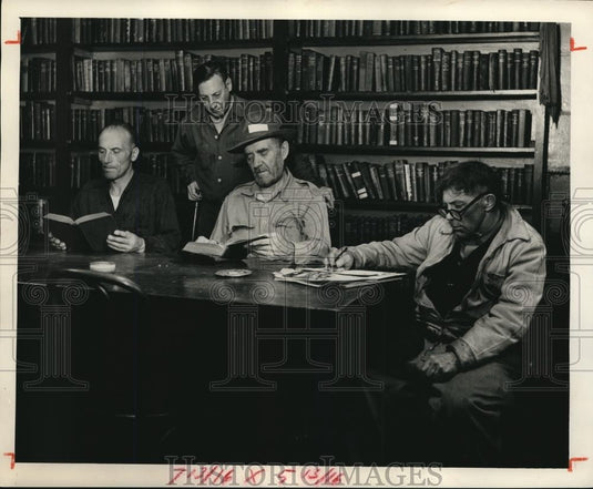 Press Photo Guest at Wayferers Lodge, 1701 Lakeside Ave NE - cva87603 - Historic Images