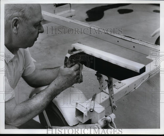 Press Photo Rupco rubber products company new carpet padding demonstrated - Historic Images