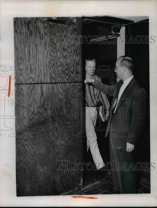 1958 Press Photo Principal Paul Nash Checking The Cafeteria At Cleveland Heights - Historic Images