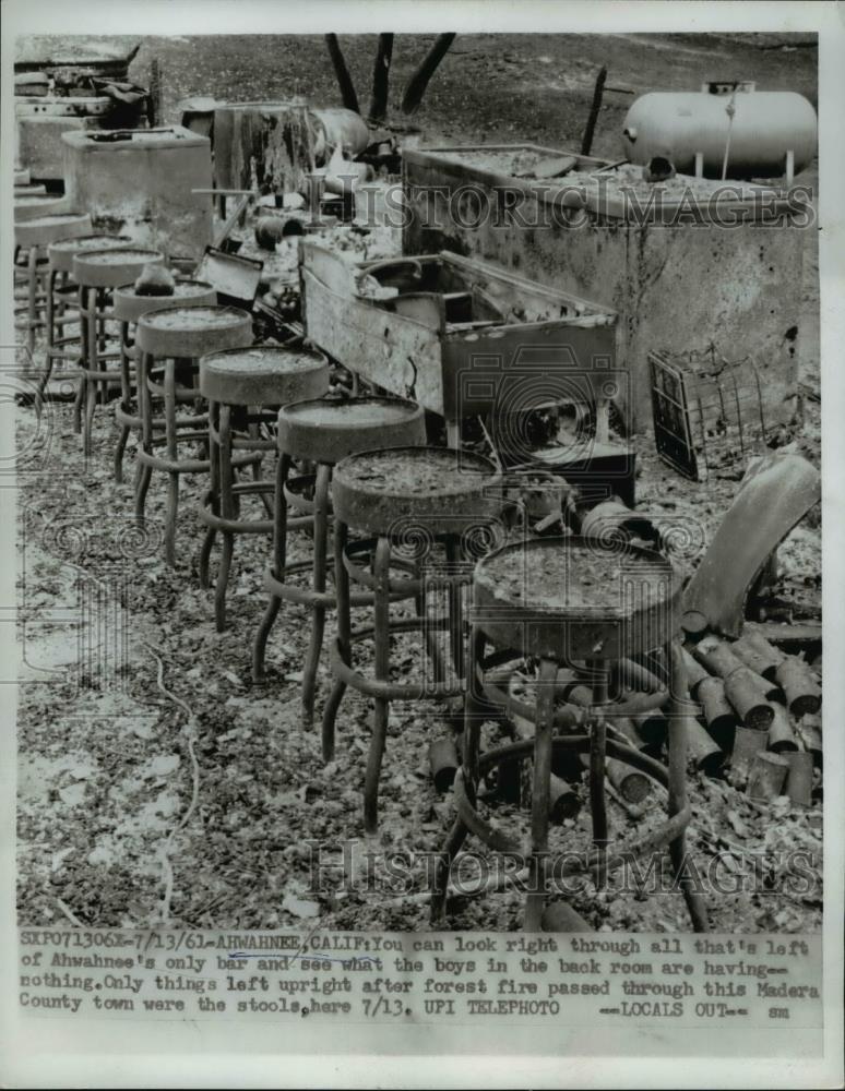 1961 Press Photo Ahwahness Bar burned after forest fire passed through - Historic Images