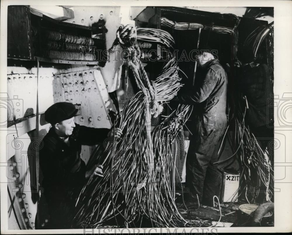 1942 Press Photo Shipyard workers install de gauss cable to protect from mines - Historic Images