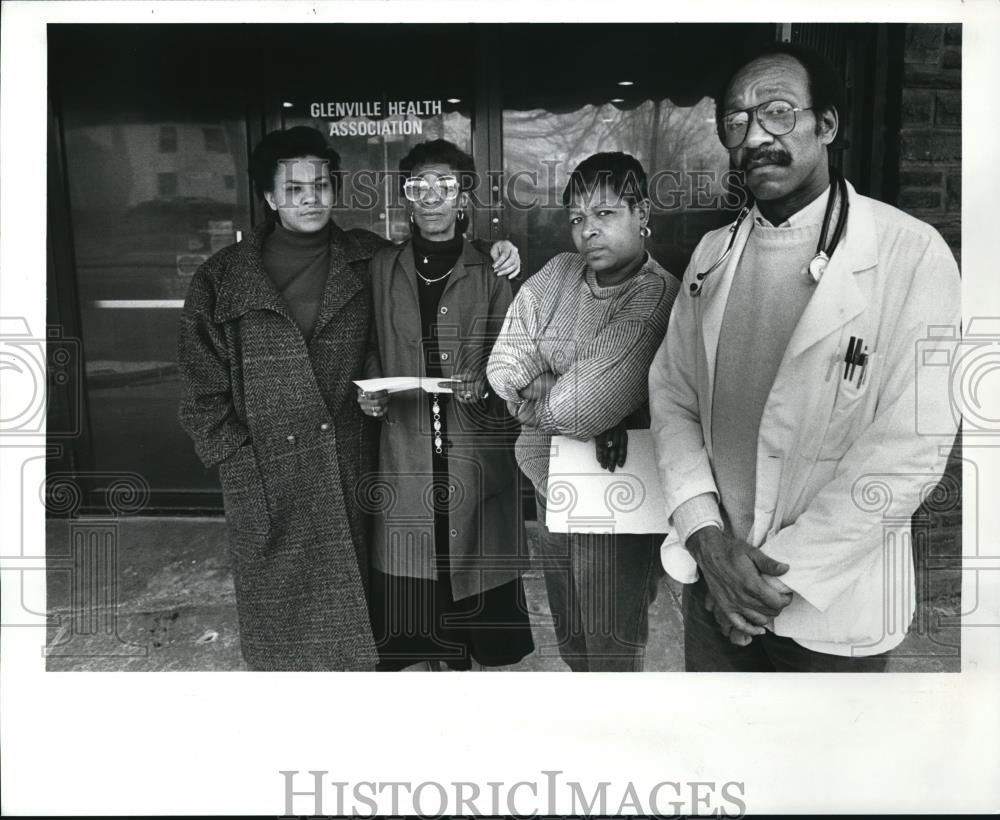 1989 Press Photo Standing in front of Glenville Health Association - cva89021 - Historic Images
