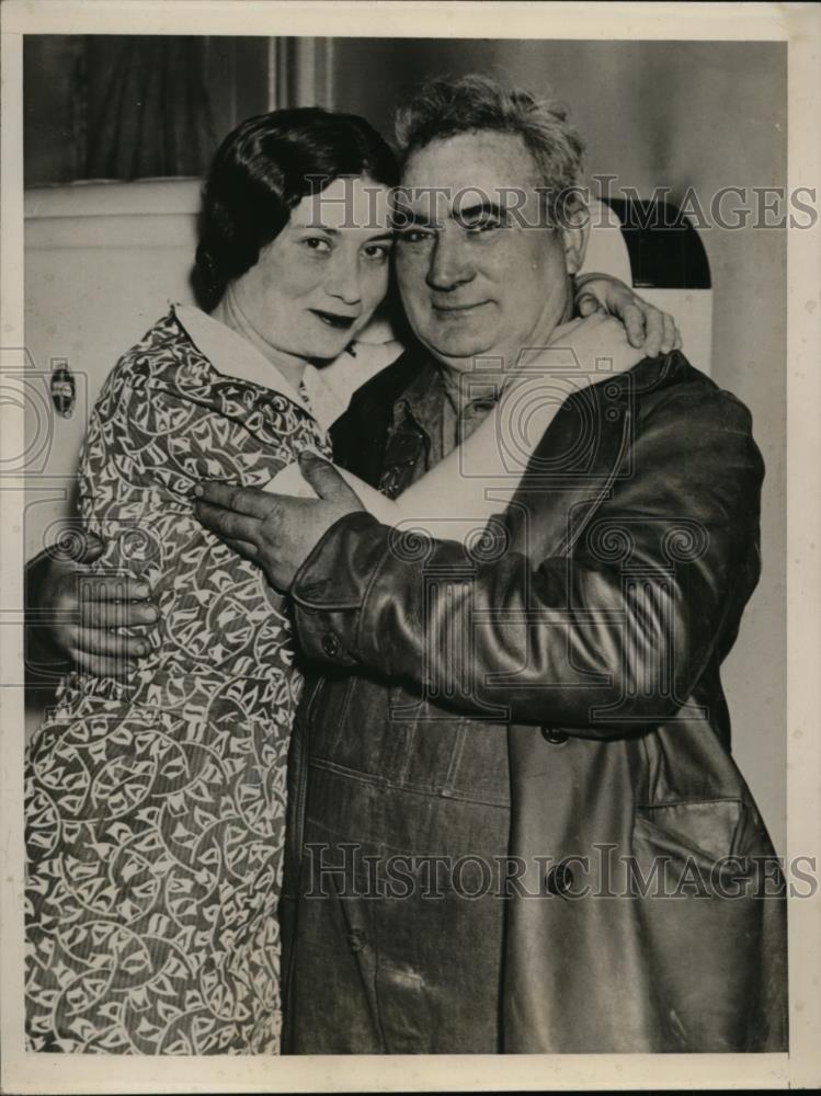 1949 Press Photo Julia ONeal &amp; father Frank in Allison Park Pennsylvania - Historic Images