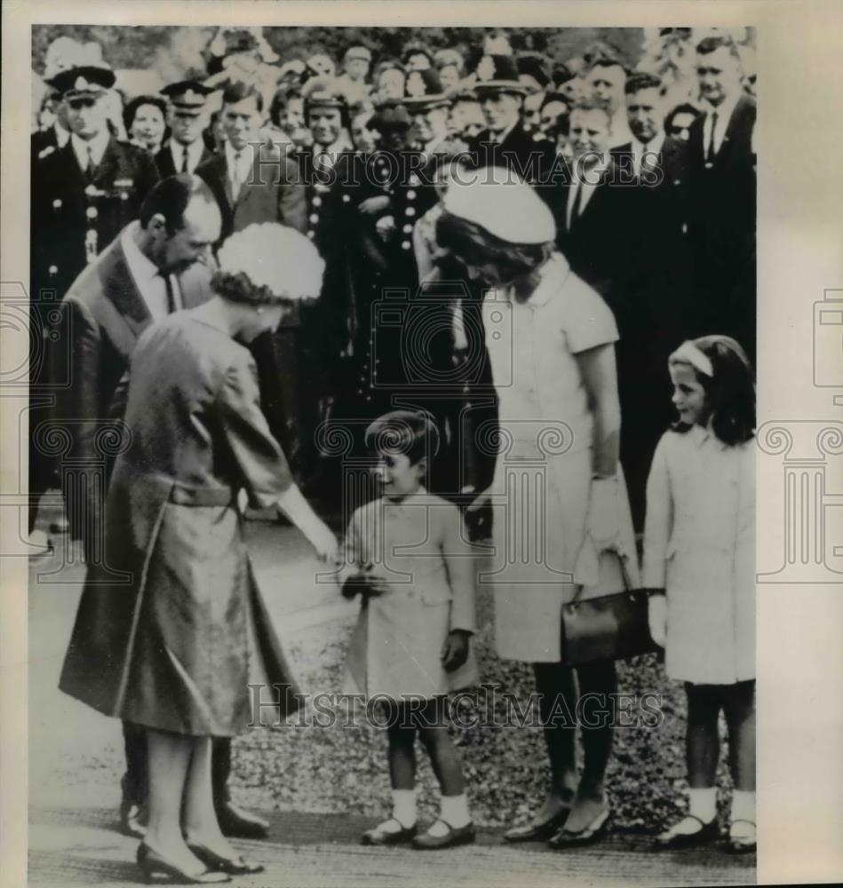 1965 Wire Photo Queen Elizabeth II reache sout to shake hands - cvw12329 - Historic Images