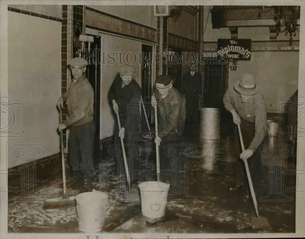 1936 Press Photo Men clear lobby of Hartford CT Hotel Bond after a flood - Historic Images