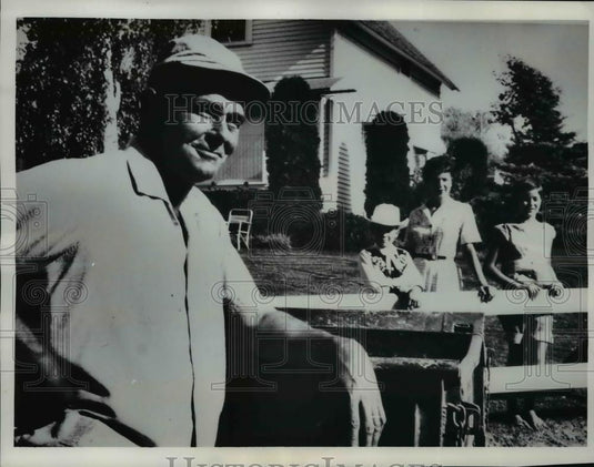 1963 Press Photo James Stonecipher Jr & family at Waitsburg Washington farm - Historic Images
