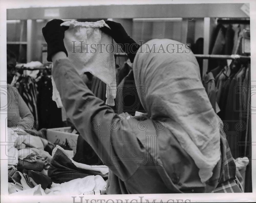 1962 Press Photo Cleveland Ohio woman at a clothing drive collection - nee85587 - Historic Images