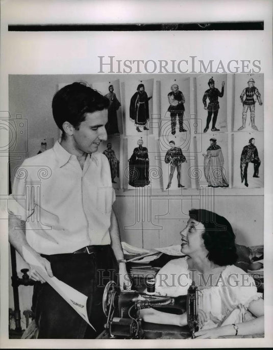 1951 Press Photo Douglas Bennett of Carnegie Tech & Ann Gulbert for a play - Historic Images