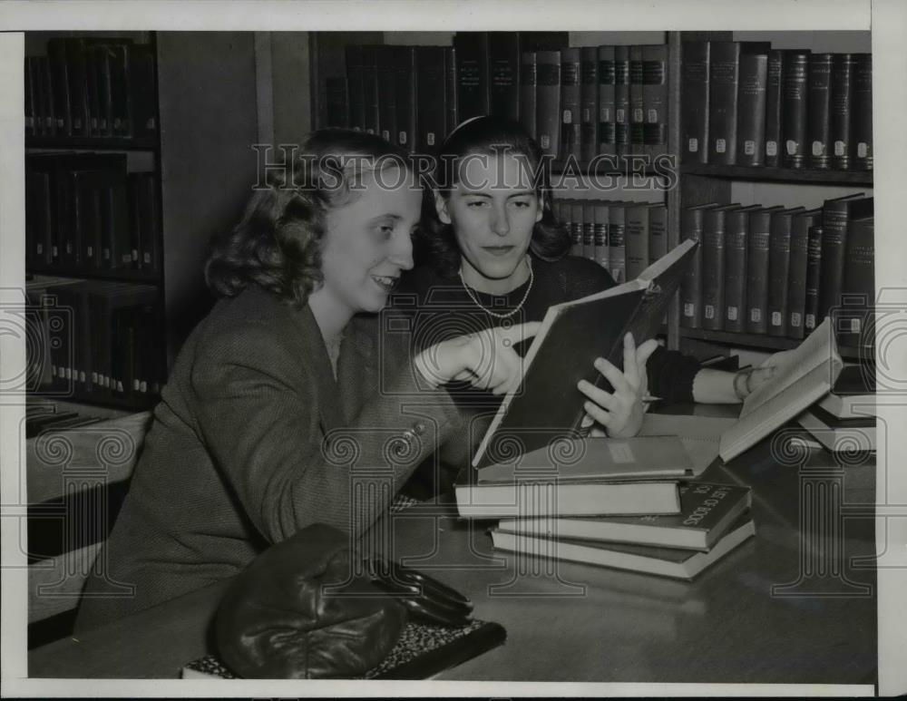 1945 Press Photo Daughter of President, Margaret Truman &amp; friend Jane Lingo - Historic Images