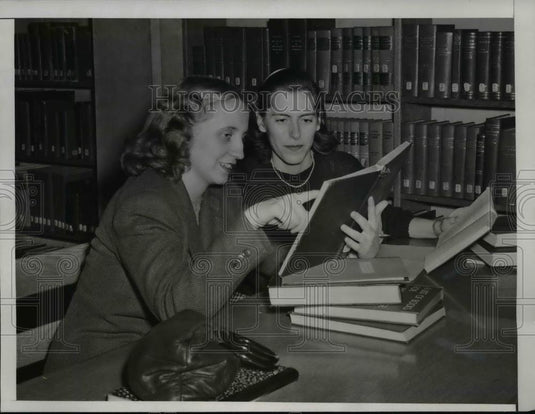 1945 Press Photo Daughter of President, Margaret Truman & friend Jane Lingo - Historic Images