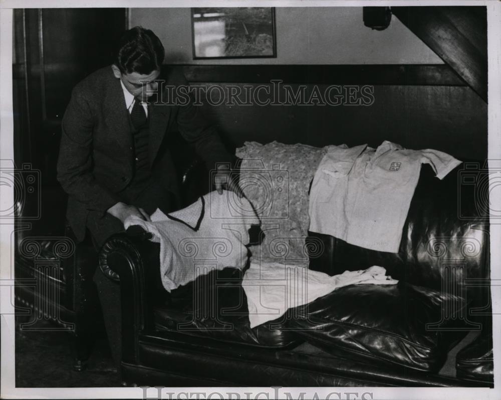 1934 Press Photo Dectective Knies at PA home where 3 children died - nee87895 - Historic Images