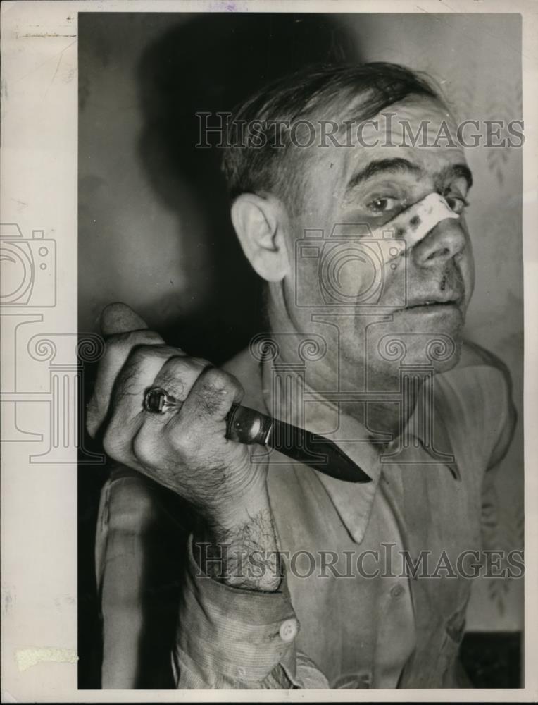 1947 Press Photo Dan Zakis hacked 2 slugging robbers with his pocket knife - Historic Images