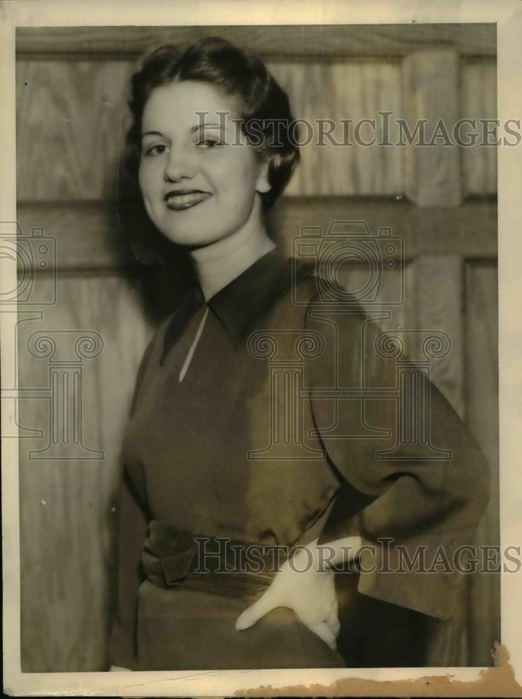 1935 Press Photo Eleanor Pierce Watts former heiress now a manicurist in Boston - Historic Images