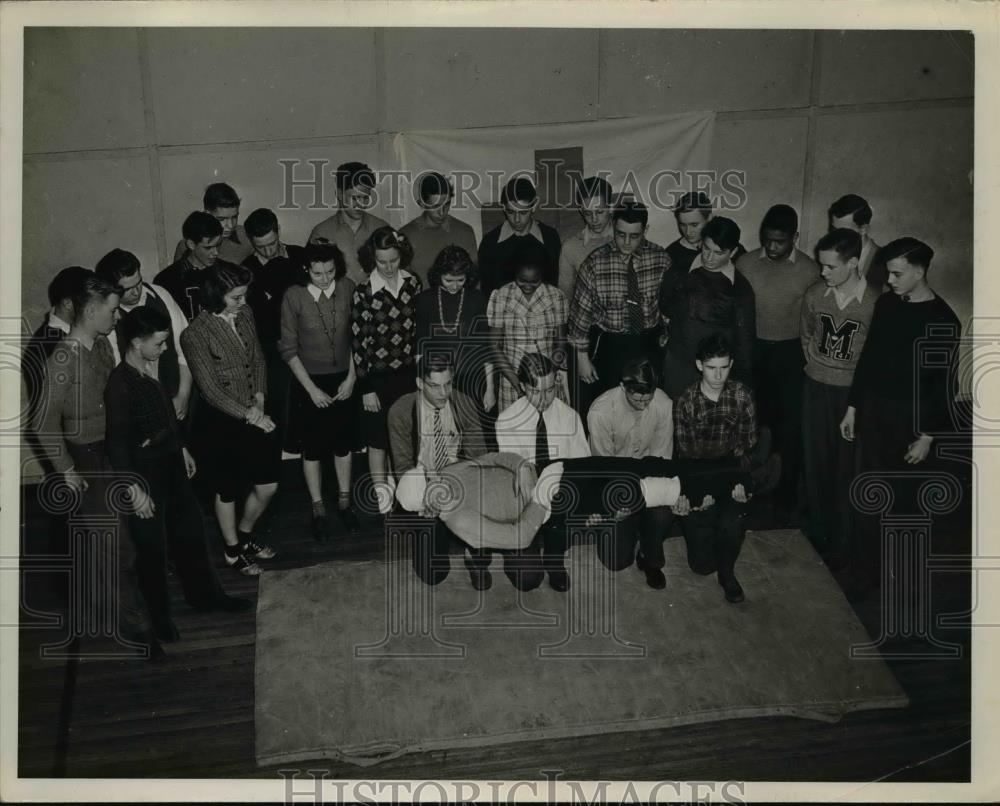 1942 Press Photo Medina Ohio HS First Aid class, Dick Higdon, Craig Fenn - Historic Images