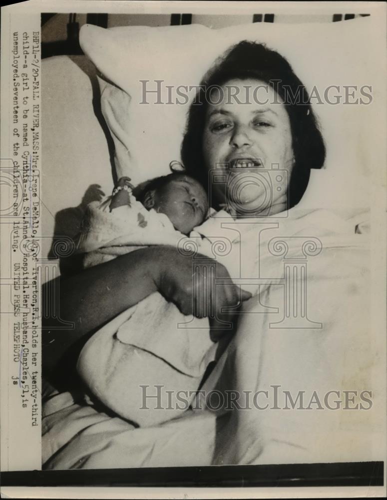 1964 Press Photo Mrs. Irene DeMello holds her twenty third child a girl. - Historic Images