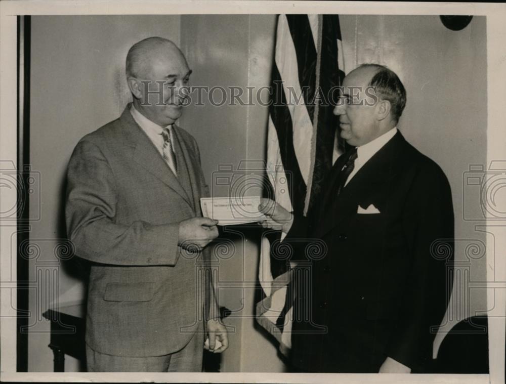 1937 Press Photo Postal cashier Thomas Randles &amp; Postmaster Albert Goldman in NY - Historic Images