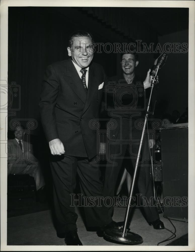 1952 Press Photo Entertainer Bob Hawk at a microphone on a stage - nee88342 - Historic Images