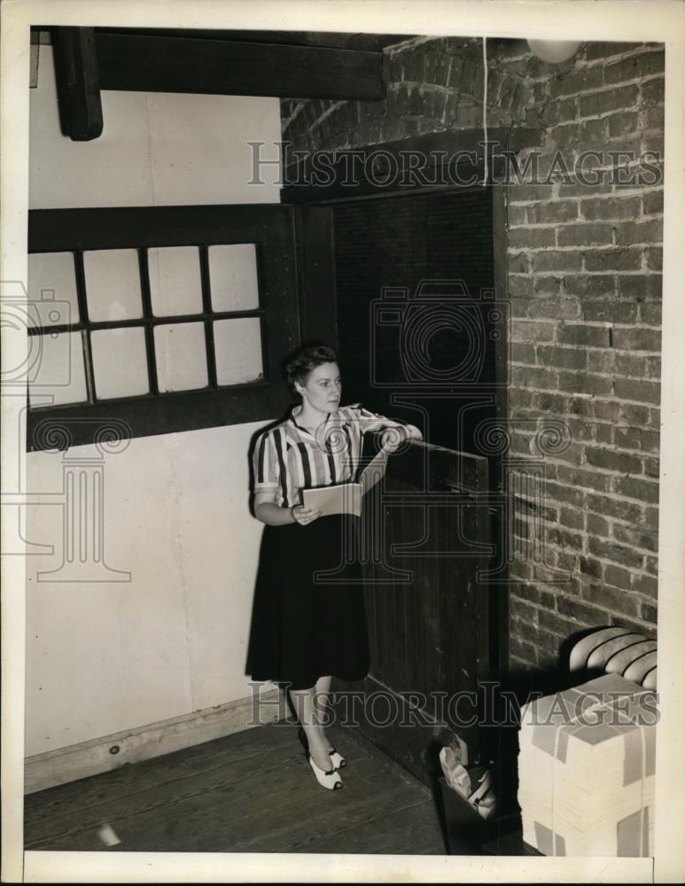 1941 Press Photo Ms.Clementine Cox member of staff defense housing coordinator - Historic Images