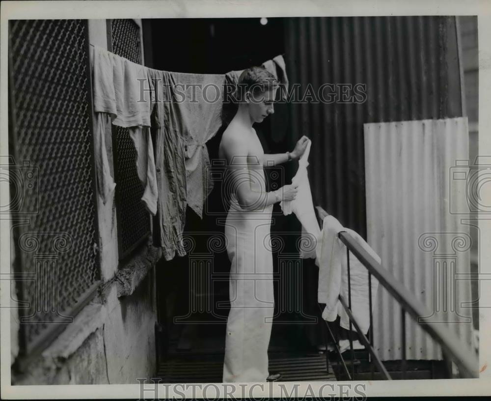 1944 Press Photo Wayne Spielman Doing His Laundry - nee85454 - Historic Images