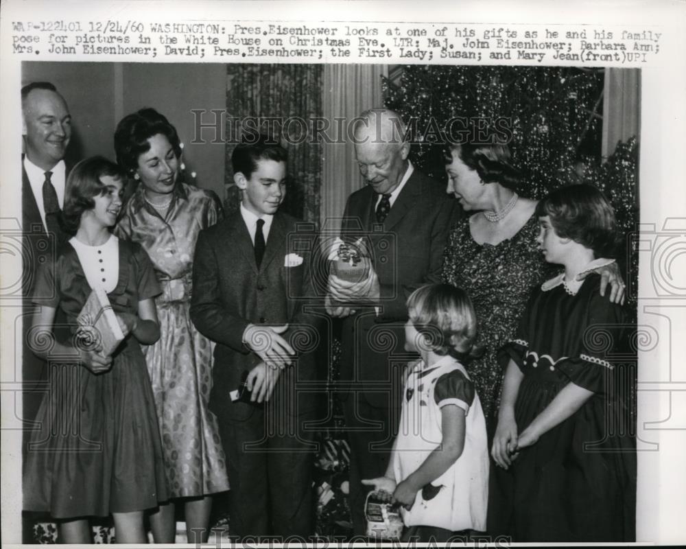 1960 Press Photo President Eisenhower & family at White House on Xmas eve - Historic Images