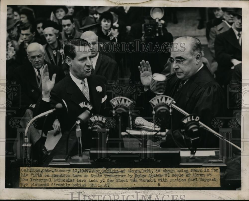 1947 Press Photo Don Ebright sworn in as State Treasurer by Judge Arthur W.Doyle - Historic Images