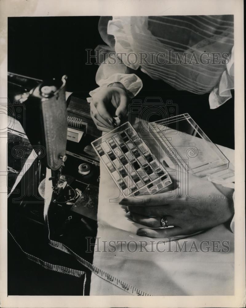 1948 Press Photo Sewing bobbins in a plastic storage box for easy location - Historic Images