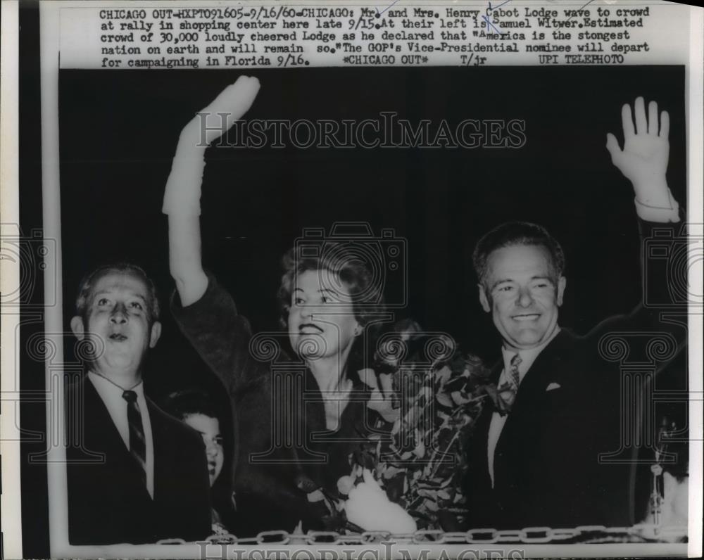 1960 Press Photo Mr and Mrs.Henry Cabot Lodge wave to crowd at shopping center. - Historic Images