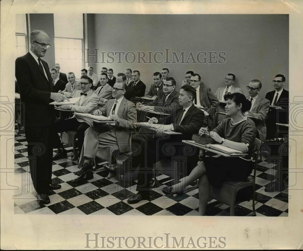 1961 Press Photo Elsie Law only women in class of Western Theological Seminary - Historic Images