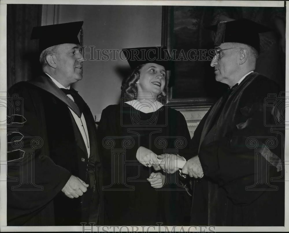 1946 Press Photo President Truman, daughter Margaret at GW University graduation - Historic Images