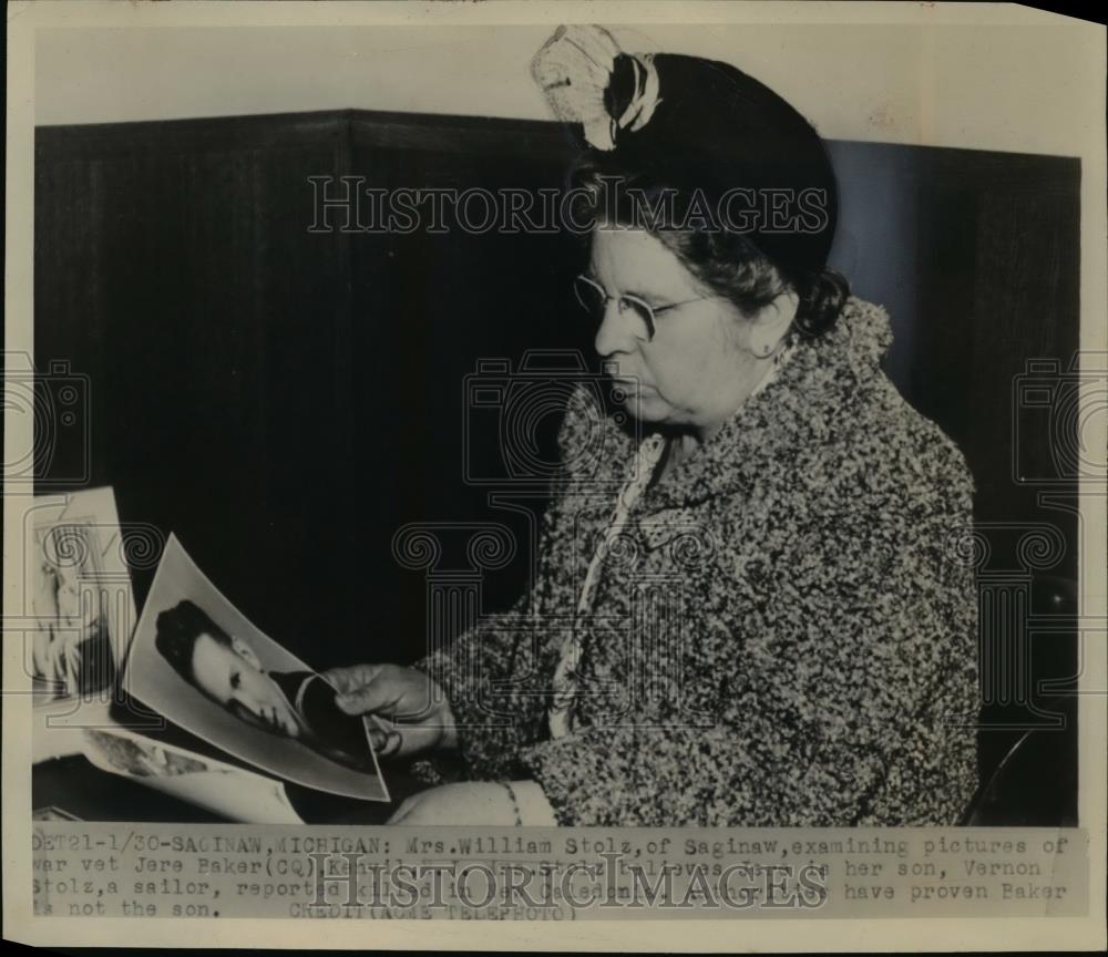 1948 Press Photo Mrs.Williams Stolz look at son photo killed in New Caledonia - Historic Images