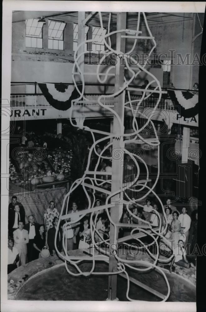 1956 Press Photo Ohio Slate fair Frost fountain made entirely of cooper tubing. - Historic Images