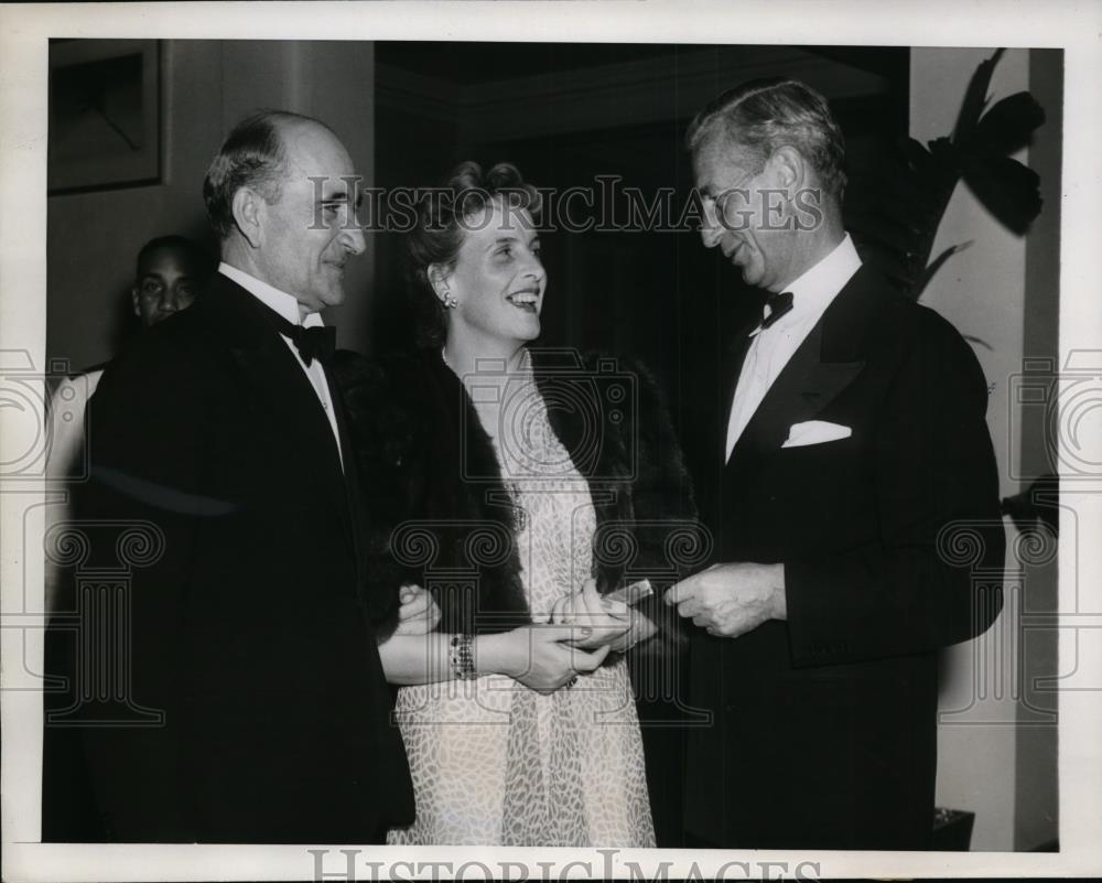 1941 Press Photo Mr &amp; Mrs Frederick Sigrist and James Bush at Boatwright Dinne - Historic Images