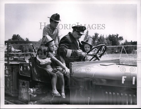 1959 Press Photo Fire Chief Walter Zemke, kids Maureene Kane, Joey Chorbo - Historic Images