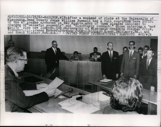 1962 Press Photo University pf Wisconsin Judge William Buenzil & protestors - Historic Images