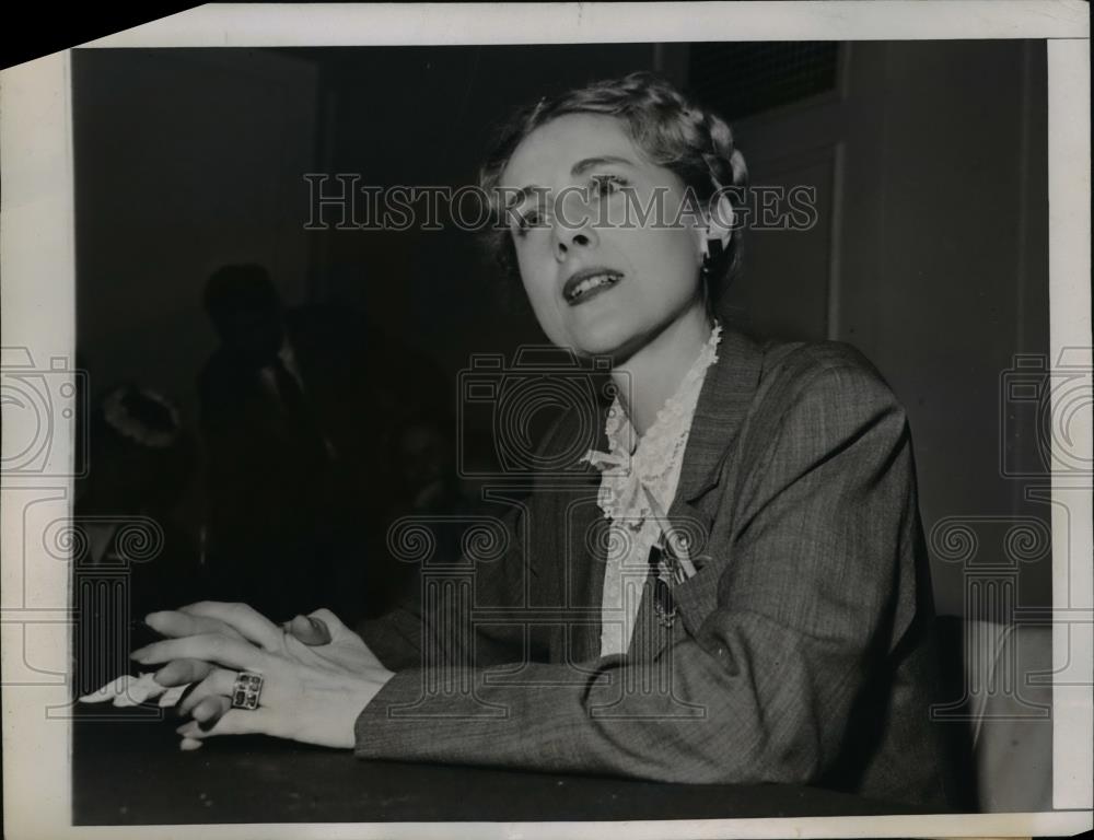 1944 Press Photo Rep.Clare Booth Moore at press conference in Chicago - Historic Images