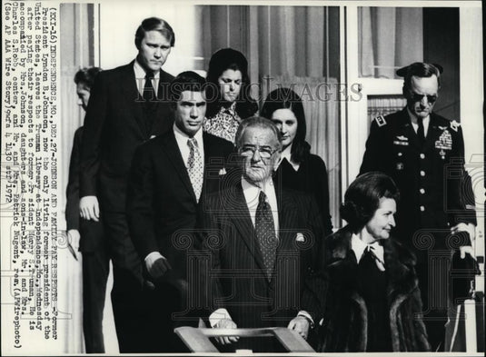 1973 Wire Photo Former President Lyndon B. Johnson and Family pays respect. - Historic Images