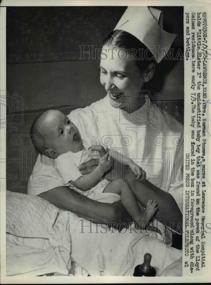 1958 Press Photo Lawrence Kansas Nurse &amp; baby found on porch steps - nee86089 - Historic Images